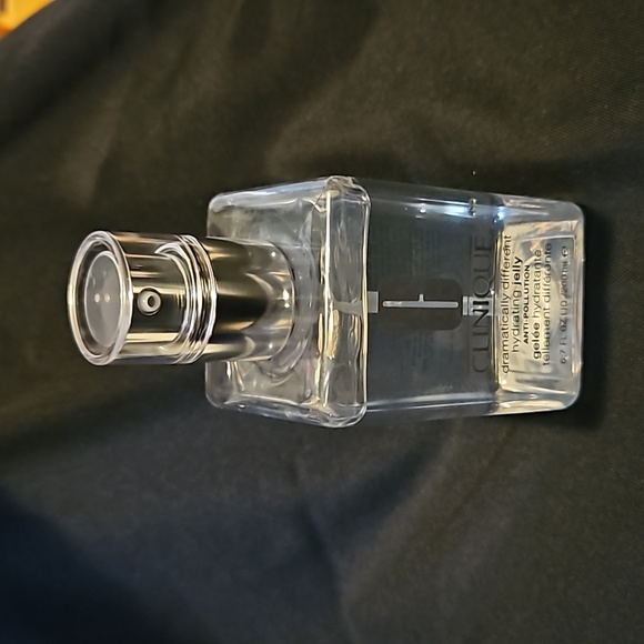 Dramatically Different Hydrating Jelly 200ml - Picture 2 of 5